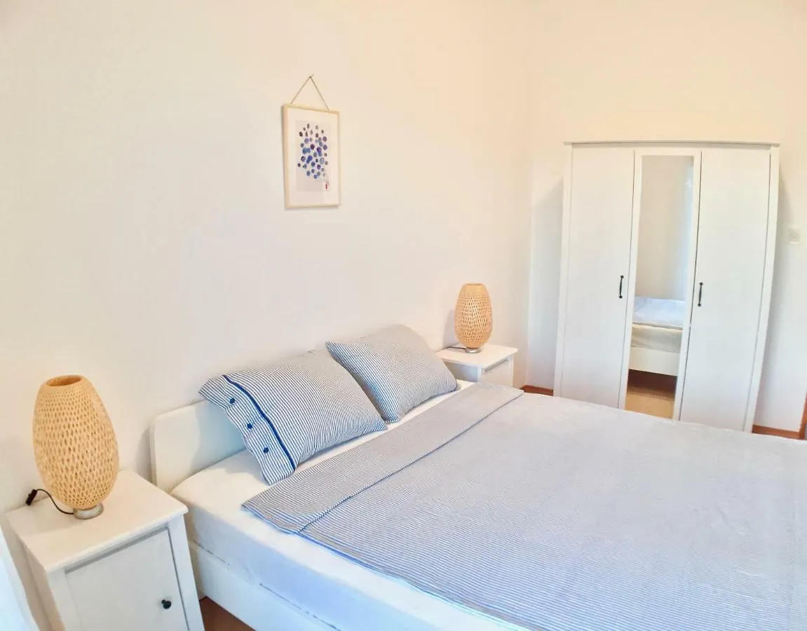 Sea View Apartments Nini Vlašići 0*,